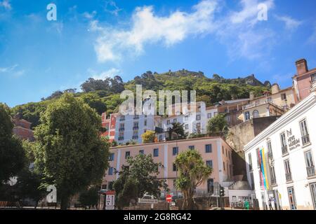 Vue sur la rue depuis le village de Sintra au Portugal Banque D'Images