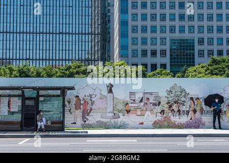 Séoul, Corée du Sud. 22 juillet 2021. Des personnes portant des masques de protection contre la propagation du coronavirus sont vues sur la place Gwanghwamun à Séoul. Crédit : SOPA Images Limited/Alamy Live News Banque D'Images