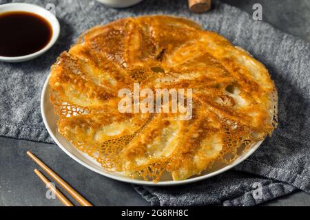 Autocollants en potles faits maison en dentelle frite avec sauce à la sauce au soja Banque D'Images