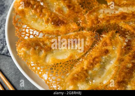 Autocollants en potles faits maison en dentelle frite avec sauce à la sauce au soja Banque D'Images