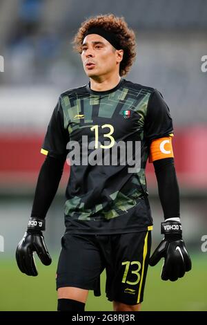 Tokyo, Japon. 22 juillet 2021. GUILLERMO OCHOA (13) gardien de but du Mexique lors d'un match de football masculin entre le Mexique et la France au stade de Tokyo pour les Jeux Olympiques de 2020 à Tokyo. Le Mexique a remporté le match 4-1. (Image de crédit: © Rodrigo Reyes Marin/ZUMA Press Wire) Banque D'Images