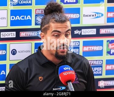 Ashton Golding (1) de Huddersfield Giants est interviewé par Sky Sports Jenna Brooks sur les nouvelles d'aujourd'hui que l'Australie et la Nouvelle-Zélande ont sorti de la coupe du monde de rugby 2021. Banque D'Images