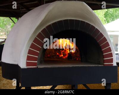 Four en argile vintage pour cuisiner dans une maison de campagne divers plats: gâteaux plats, pizzas, tartes, céréales, viande, poisson et pommes de terre. Le concept de proximité Banque D'Images