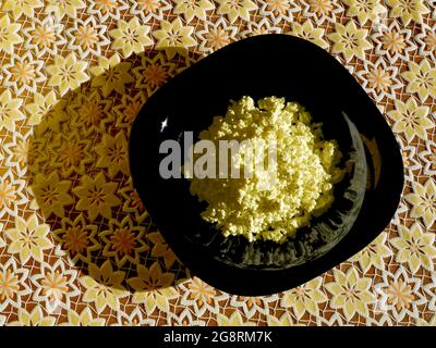 Assiette de fromage cottage rustique naturel. Produits laitiers naturels de ferme. Produits pour végétariens, végétaliens, pescaritans, flexitariens. Banque D'Images