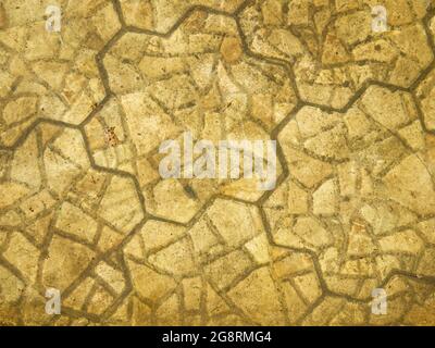 L'arrière-plan ressemble au sol en pierre d'un vieux bâtiment inondé de Venise. Le concept de restauration et de rénovation des monuments architecturaux. Banque D'Images