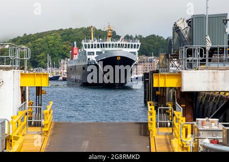 MV Isle of Lewis, propriété de Caledonian MacBrayne, approchant le port d'Oban, Oban, Argyll, Écosse, ROYAUME-UNI Banque D'Images