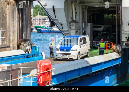 Minibus qui débarque de l'île MV au large de Skye, ferry pour passagers et voitures appartenant à Caledonian MacBrayne, lorsqu'il courut à l'embarcadère Oban, Argyll, Écosse, Royaume-Uni Banque D'Images