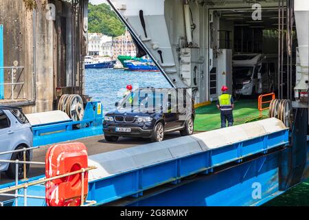 Petite voiture qui débarque de l'île MV au large de Skye, ferry pour voitures et passagers appartenant à Caledonian MacBrayne, lorsque vous êtes amarré à l'embarcadère Oban, Argyll, Écosse, Royaume-Uni Banque D'Images