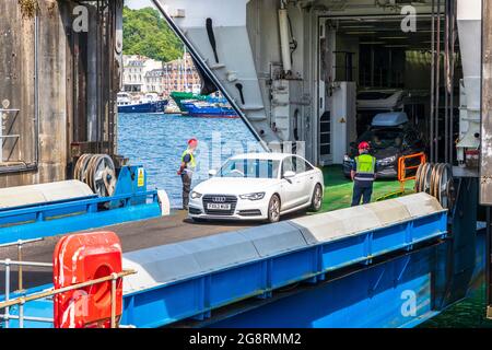 Petite voiture qui débarque de l'île MV au large de Skye, ferry pour voitures et passagers appartenant à Caledonian MacBrayne, lorsque vous êtes amarré à l'embarcadère Oban, Argyll, Écosse, Royaume-Uni Banque D'Images