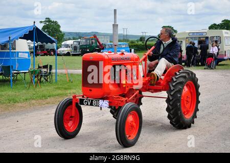 Allis Chalmers modèle B au salon Southwick Steam en 2010. Beaucoup de tracteurs agricoles d'époque et d'autres véhicules agricoles et de transport routier se détournent Banque D'Images