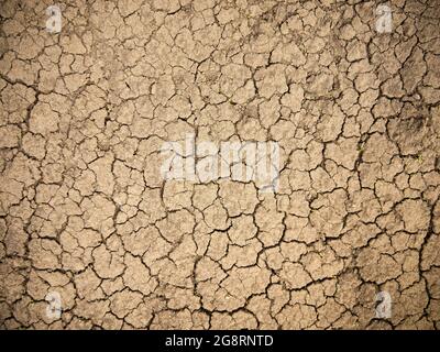 Arrière-plan sous la forme d'une terre endommagée fissurée. La crise de la rareté de l'eau dans les zones qui n'ont pas recours à des installations modernes de remise en état des terres. Banque D'Images