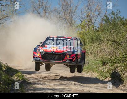 Luilhas, Portugal - 16 mars 2021 : OTT TANAK (est), Martin JARVEOJA (est), HYUNDAI SHELL MOBIS WRT, HYUNDAI I20 coupé WRC, saut pendant une journée d'essai Banque D'Images