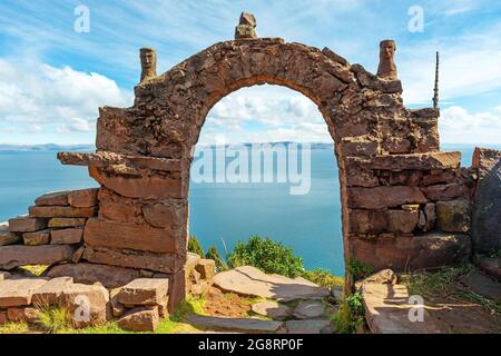 Arch sur l'île Taquile, lac Titicaca, Pérou. Banque D'Images