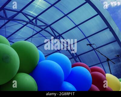 Ballons, un microphone et une scène temporaire similaire à (ressemble) un événement extérieur créatif. Banque D'Images