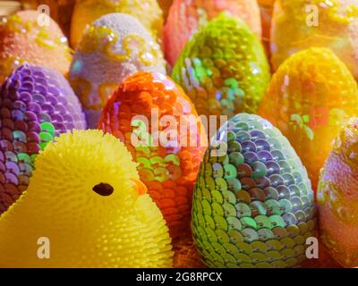 Oeufs multicolores de poulet et de Pâques avec paillettes faites à la main. Concept de vacances joyeuses Pâques chrétiennes. Banque D'Images