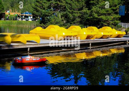 Motomarines le matin sur la jetée du port. Catamarans debout dans le port sur la plate-forme. Banque D'Images