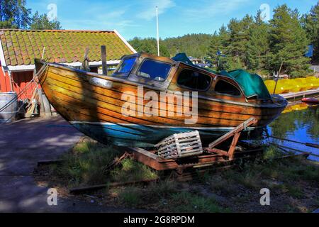 Bateau d'époque en bois le matin sur la jetée dans le port. Bateau en bois debout dans le port sur la plate-forme. Banque D'Images