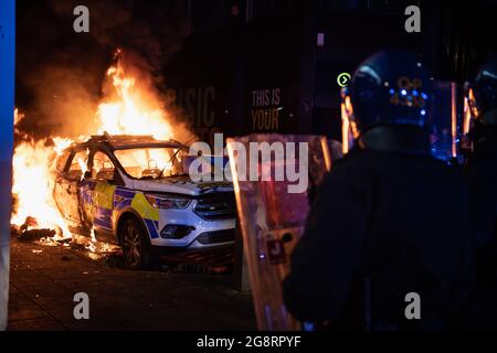 Bristol, Royaume-Uni. 21 mars 2021. Des manifestants ont attaqué la police après que des milliers de personnes aient assisté à une manifestation selon laquelle les officiers avaient "fortement conseillé" de ne pas se joindre à eux. Les policiers ont subi des fractures et les véhicules de police ont été mis à feu alors que des scènes de colère se déroulaient dans le centre-ville de Bristol. Plus tôt dans la journée, une foule en grande partie pacifique s'était rassemblée pour la manifestation tuer le projet de loi contre la police et le crime Bill, mais par des manifestants du soir à l'échelle du poste de police de Bridewell, a lancé des feux d'artifice dans la foule et des graffitis au chevet des murs. Deux véhicules de police ont été incendiés et des dommages ont été causés à un poli Banque D'Images