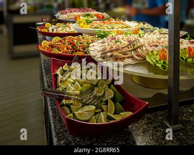 Buffet pour les invités lors d'un dîner personnel à la maison en l'honneur des vacances. L'utilisation d'un smorgasbord au service d'un grand nombre de clients. Banque D'Images