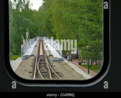 Vue depuis la fenêtre du train de départ. Le concept de regret au sujet du départ, la fin de la relation, le début d'une nouvelle vie, le début de Banque D'Images