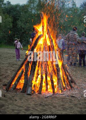 Feu de joie touristique de nuit dans une clairière devant un camp de scouts. Le concept de détente des enfants à l'extérieur de la maison sans gadgets. Banque D'Images