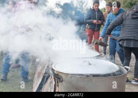 CATAMARCA, ARGENTINE - 07 juillet 2019: Les volontaires servant gratuitement de la nourriture aux sans-abri dans Community Kitchen, Catamarca, Argentine Banque D'Images