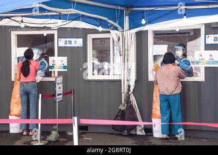 Séoul, Corée du Sud. 22 juillet 2021. Les travailleurs de la santé recueillent des échantillons nasaux auprès de personnes dans un site de test de fortune à Séoul. La Corée du Sud signale 1,842 cas de COVID19 nouvellement confirmés, ce qui est le record depuis l'apparition du virus en Corée du Sud. Crédit : SOPA Images Limited/Alamy Live News Banque D'Images
