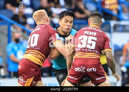 André Savelio (11) du FC Hull est attaqué par Oliver Wilson (20) de Huddersfield Giants et Nathan Peats (35) de Huddersfield Giants Banque D'Images