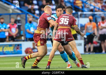 André Savelio (11) du FC Hull est attaqué par Oliver Wilson (20) de Huddersfield Giants et Nathan Peats (35) de Huddersfield Giants Banque D'Images