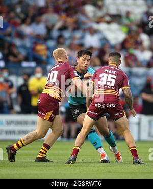 Oliver Wilson (à gauche) et Nathan Peats (à droite) de Huddersfield Giants s'attaquent à André Savelio du Hull FC lors du match de la Super League de Betfred au stade John Smith, Huddersfield. Date de la photo: Jeudi 22 juillet 2021. Banque D'Images