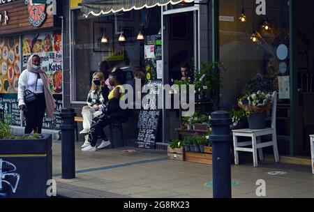 SHEFFIELD. YORKSHIRE DU SUD. ANGLETERRE. 07-10-21. Division Street dans le centre-ville, un quartier de boutiques et de bars. Deux clients se sont assis devant un café. Banque D'Images