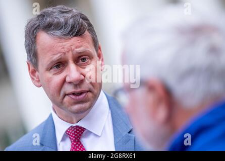 Schwerin, Allemagne. 19 juillet 2021. Michael Sack, le candidat de tête de CDU pour l'élection d'état dans Mecklembourg-Poméranie-Occidentale sur 26.09.2021, se dresse devant la campagne mobile composé de voiture et info remorque. Plus de 150 nominations sont prévues jusqu'au jour de l'élection. Sack a désigné l'économie, l'éducation, la numérisation et les zones rurales comme les principaux sujets de sa campagne électorale. Credit: Jens Büttner/dpa-Zentralbild/ZB/dpa/Alay Live News Banque D'Images