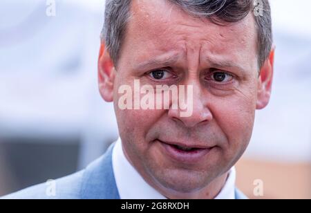 Schwerin, Allemagne. 19 juillet 2021. Michael Sack, le candidat de tête de CDU pour l'élection d'état dans Mecklembourg-Poméranie-Occidentale sur 26.09.2021, se dresse devant la campagne mobile composé de voiture et info remorque. Plus de 150 nominations sont prévues jusqu'au jour de l'élection. Sack a désigné l'économie, l'éducation, la numérisation et les zones rurales comme les principaux sujets de sa campagne électorale. Credit: Jens Büttner/dpa-Zentralbild/ZB/dpa/Alay Live News Banque D'Images