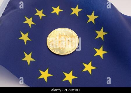 Bitcoin sur le drapeau de l'Union européenne. Crypto-monnaie sur l'Europe Banque D'Images