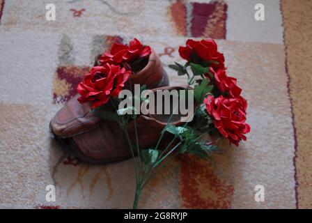 Vieilles chaussures, trous dans les chaussures et roses, roses, arbre de noël, Banque D'Images