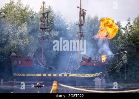 19 juillet 2021, Mecklembourg-Poméranie occidentale, Grevesmühlen: Une grande boule de feu s'élève sur l'un des navires pirates lors de la projection de presse de la production actuelle "UN Royaume avant le vent". Le Pirate Open Air commence le 23.07.2021 avec la première de la saison pleine d'action. Un total de 50 spectacles sont prévus jusqu'en 18.09.2021, chacun avec 1,000 visiteurs. Photo: Jens Büttner/dpa-Zentralbild/ZB Banque D'Images