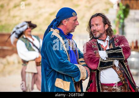 19 juillet 2021, Mecklembourg-Poméranie occidentale, Grevesmühlen: Heiko Spieker comme 'Bartholomew Roberts' et Benjamin Kernen comme capt'n Joshua Flint se produit lors d'une projection de presse de la production actuelle 'A Kingdom Before the Wind'. Pirate Open Air commence la saison le 07/23/2021 avec la première bourrée d'action. Un total de 50 spectacles devant 1,000 visiteurs chacun sont prévus jusqu'en 18.09.2021. Photo: Jens Büttner/dpa-Zentralbild/ZB Banque D'Images