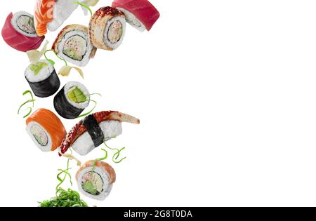 Assortiment de sushis avec gingembre mariné et wakame sur fond blanc Banque D'Images