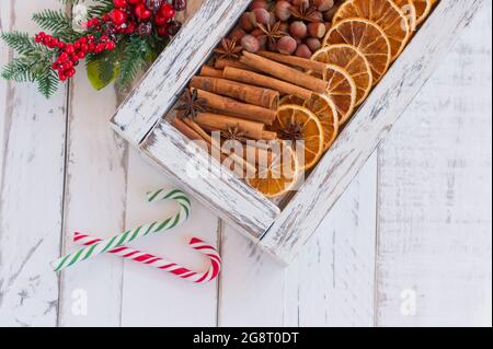 Composition de noël rustique avec oranges séchées, bâtons de cannelle et branches de sapin dans une boîte en bois. Vue du dessus avec espace pour les copies. Banque D'Images