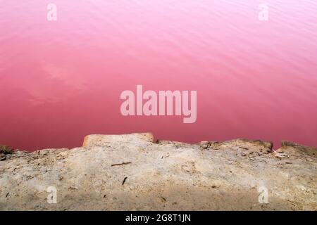 Fond d'un plat de sel rose des salines à San Pedro del Pinatar, province de Murcie, Espagne Banque D'Images