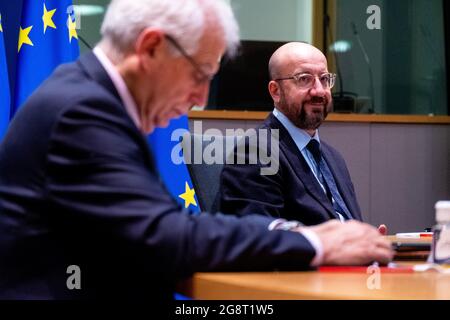 Le président du Conseil européen Charles Michel participe au sommet du G5 Sahel par vidéoconférence, accompagné de Josep Borell, Haut représentant de l'Union européenne pour les affaires étrangères. Bruxelles, Belgique. Banque D'Images