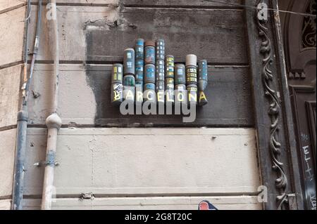 Barcelone, Espagne; 19 juillet 2021: Nom de la ville de Barcelone faite avec des canettes, sur la façade d'un bâtiment dans le centre de Barcelone. Près du Rambl Banque D'Images