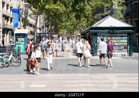 Barcelone, Espagne; 19 juillet 2021: Groupe de touristes se promenant le long des Ramblas à Barcelone pendant l'augmentation de l'incidence des cas de COVID-19 de Banque D'Images