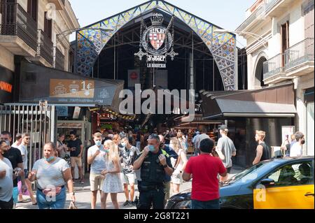 Barcelone, Espagne; 19 juillet 2021: Groupe de touristes entrant sur le marché de la Boqueria à Barcelone, avec la présence de la police, en pleine augmentation de l'incidence de Banque D'Images