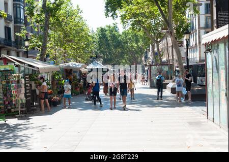 Barcelone, Espagne; 19 juillet 2021: Groupe de touristes se promenant le long des Ramblas à Barcelone pendant l'augmentation de l'incidence des cas de COVID-19 de Banque D'Images