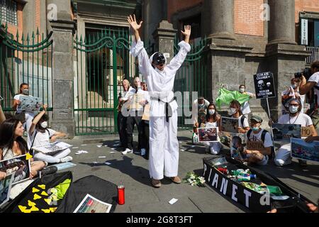 Naples, Italie. 21 juillet 2021. 07/22/2021 Naples, procession de protestation contre le G20 à Naples, départ de Piazza Dante Alighieri et destination Palazzo Reale où sont les ministres de l'environnement du monde (image de crédit: © Fabio Sasso/ZUMA Press Wire) crédit: ZUMA Press, Inc./Alay Live News Banque D'Images