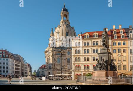 Eglise notre-Dame, Frauenkirche, et statue Friedrich August II Roi de Saxe sur la place Neumarkt à Dresde, Saxe, Allemagne Banque D'Images