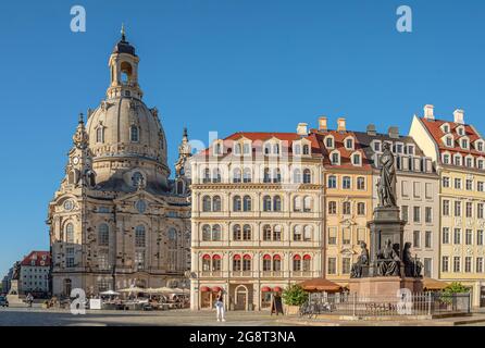 Eglise notre-Dame, Frauenkirche, et statue Friedrich August II Roi de Saxe sur la place Neumarkt à Dresde, Saxe, Allemagne Banque D'Images