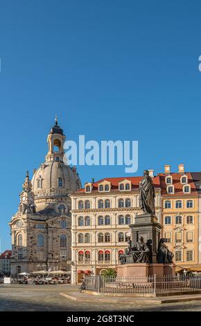 Eglise notre-Dame, Frauenkirche, et statue Friedrich August II Roi de Saxe sur la place Neumarkt à Dresde, Saxe, Allemagne Banque D'Images