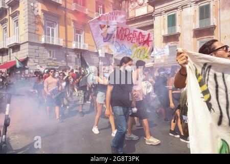 Naples, Italie. 21 juillet 2021. 07/22/2021 Naples, procession de protestation contre le G20 à Naples, départ de Piazza Dante Alighieri et destination Palazzo Reale où sont les ministres de l'environnement du monde (image de crédit: © Fabio Sasso/ZUMA Press Wire) crédit: ZUMA Press, Inc./Alay Live News Banque D'Images